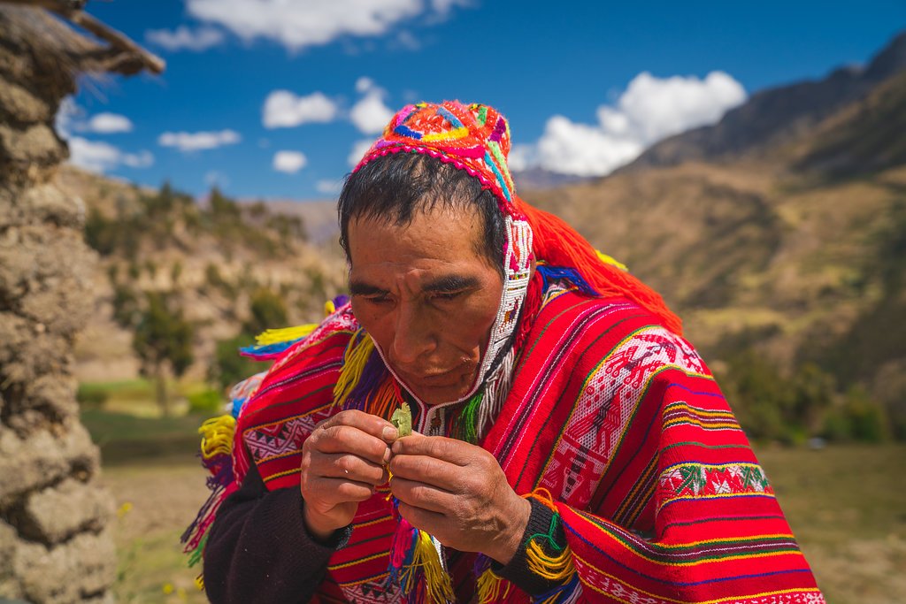 Willoc-Alto-Community-Killa-Expeditions-Nate-Luebbe-shaman-offering-coca-leaves