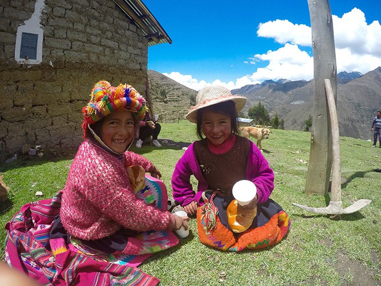 charity-event-willoc-children-christmas-gifts-cusco-peru-killa-expeditions