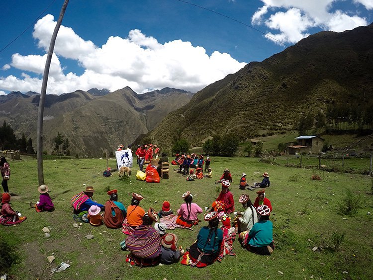 charity-event-willoc-christmas-gifts-cusco-peru-killa-expeditions-2